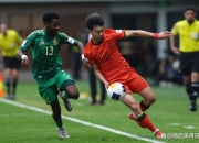 挑战极限足球赛事精湛非凡，国内球员拼得火热